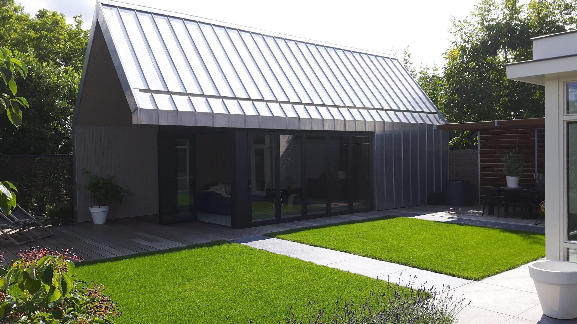tuinhuis bekleed in blank zink